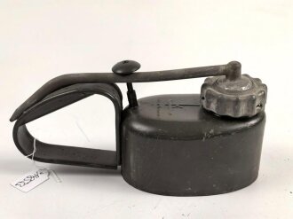 Ölkanne für Fahrzeug K3, Feldgrauer Originallack, Gesamtlänge 32cm, ungebraucht
