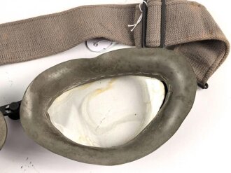 Kradmelderbrille Wehrmacht, Gummi weich, Band elastisch. Datiert 1942, guter Gesamtzustand