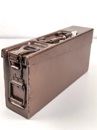 Gurtkasten Wehrmacht aus Aluminium datiert 1939. Diverse neuzeitliche Löcher und ebensolcher Lack