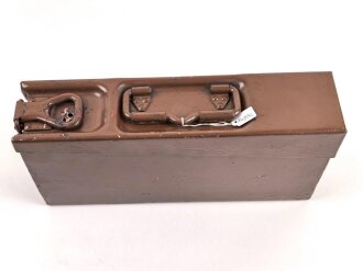 Gurtkasten Wehrmacht aus Aluminium datiert 1939. Diverse neuzeitliche Löcher und ebensolcher Lack
