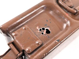 Gurtkasten Wehrmacht aus Aluminium datiert 1939. Diverse neuzeitliche Löcher und ebensolcher Lack