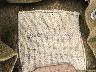 Rucksack , vermutlich direkt nach dem Krieg aus Resten der Rüstungsindustrie zusammengebaut. Die Enden der Trageriemen aus Ersatzmaterial, an einem fehlt ein Verbindungsstück