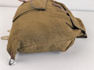Rucksack , vermutlich direkt nach dem Krieg aus Resten der Rüstungsindustrie zusammengebaut. Die Enden der Trageriemen aus Ersatzmaterial, an einem fehlt ein Verbindungsstück