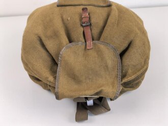 Rucksack , vermutlich direkt nach dem Krieg aus Resten der Rüstungsindustrie zusammengebaut. Die Enden der Trageriemen aus Ersatzmaterial, an einem fehlt ein Verbindungsstück