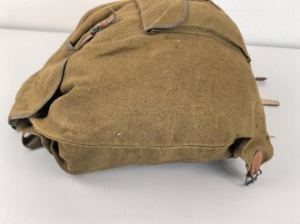 Rucksack , vermutlich direkt nach dem Krieg aus Resten der Rüstungsindustrie zusammengebaut. Die Enden der Trageriemen aus Ersatzmaterial, an einem fehlt ein Verbindungsstück