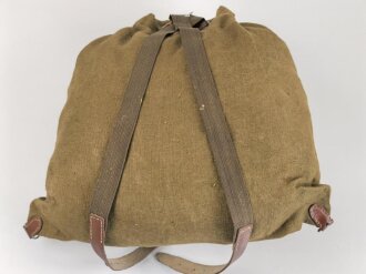 Rucksack , vermutlich direkt nach dem Krieg aus Resten der Rüstungsindustrie zusammengebaut. Die Enden der Trageriemen aus Ersatzmaterial, an einem fehlt ein Verbindungsstück