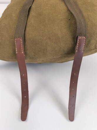 Rucksack , vermutlich direkt nach dem Krieg aus Resten der Rüstungsindustrie zusammengebaut. Die Enden der Trageriemen aus Ersatzmaterial, an einem fehlt ein Verbindungsstück