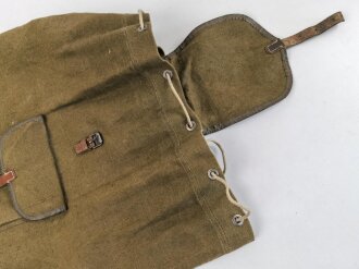 Rucksack , vermutlich direkt nach dem Krieg aus Resten der Rüstungsindustrie zusammengebaut. Die Enden der Trageriemen aus Ersatzmaterial, an einem fehlt ein Verbindungsstück