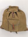 Rucksack , vermutlich direkt nach dem Krieg aus Resten der Rüstungsindustrie zusammengebaut. Die Enden der Trageriemen aus Ersatzmaterial, an einem fehlt ein Verbindungsstück
