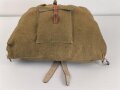 Rucksack , vermutlich direkt nach dem Krieg aus Resten der Rüstungsindustrie zusammengebaut. Die Enden der Trageriemen aus Ersatzmaterial, an einem fehlt ein Verbindungsstück