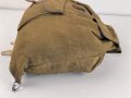Rucksack , vermutlich direkt nach dem Krieg aus Resten der Rüstungsindustrie zusammengebaut. Die Enden der Trageriemen aus Ersatzmaterial, an einem fehlt ein Verbindungsstück