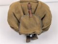 Rucksack , vermutlich direkt nach dem Krieg aus Resten der Rüstungsindustrie zusammengebaut. Die Enden der Trageriemen aus Ersatzmaterial, an einem fehlt ein Verbindungsstück