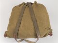 Rucksack , vermutlich direkt nach dem Krieg aus Resten der Rüstungsindustrie zusammengebaut. Die Enden der Trageriemen aus Ersatzmaterial, an einem fehlt ein Verbindungsstück