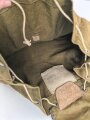 Rucksack , vermutlich direkt nach dem Krieg aus Resten der Rüstungsindustrie zusammengebaut. Die Enden der Trageriemen aus Ersatzmaterial, an einem fehlt ein Verbindungsstück