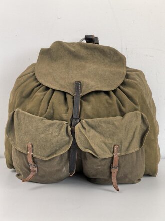 Rucksack Wehrmacht, leicht getragenes Stück mit massiven Trageriemen, einer davon stark geknickt und angebrochen