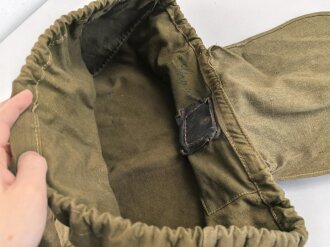 Rucksack Wehrmacht, leicht getragenes Stück mit massiven Trageriemen, einer davon stark geknickt und angebrochen