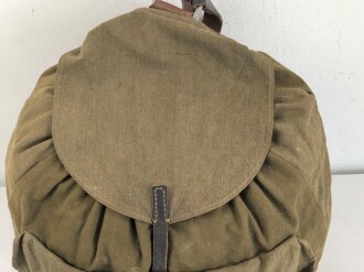 Rucksack Wehrmacht, leicht getragenes Stück mit massiven Trageriemen, einer davon stark geknickt und angebrochen