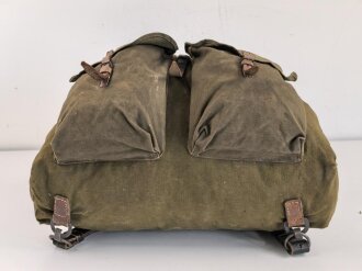 Rucksack Wehrmacht, leicht getragenes Stück mit massiven Trageriemen, einer davon stark geknickt und angebrochen