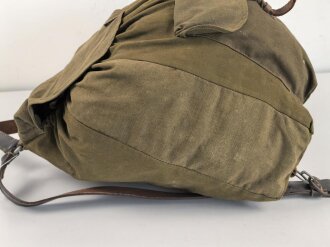 Rucksack Wehrmacht, leicht getragenes Stück mit massiven Trageriemen, einer davon stark geknickt und angebrochen