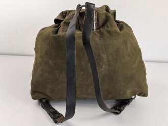 Rucksack Wehrmacht, leicht getragenes Stück mit massiven Trageriemen, einer davon stark geknickt und angebrochen