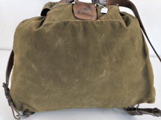 Rucksack Wehrmacht, leicht getragenes Stück mit massiven Trageriemen, einer davon stark geknickt und angebrochen