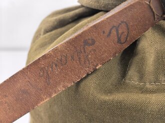 Rucksack Wehrmacht, leicht getragenes Stück mit massiven Trageriemen, einer davon stark geknickt und angebrochen