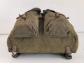 Rucksack Wehrmacht, leicht getragenes Stück mit massiven Trageriemen, einer davon stark geknickt und angebrochen