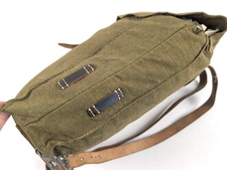 Rucksack für Angehörige der Artillerie in der Wehrmacht, wohl ungetragenes Stück,  mit Reichsbetriebsnummer