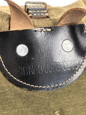 Rucksack für Angehörige der Artillerie in der Wehrmacht, wohl ungetragenes Stück,  mit Reichsbetriebsnummer