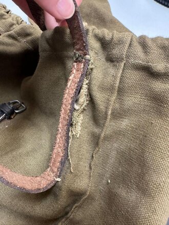 Rucksack für Angehörige der Artillerie in der Wehrmacht, getragenes Stück, datiert 1944