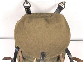 Rucksack für Angehörige der Artillerie in der Wehrmacht, getragenes Stück,  datiert 1944