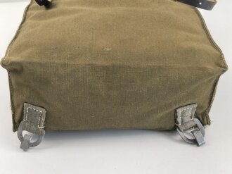 Rucksack für Angehörige der Artillerie in der Wehrmacht, wohl ungetragenes Stück,  mit Reichsbetriebsnummer