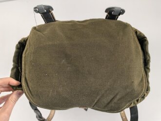 Rucksack für Angehörige der Artillerie in der Wehrmacht, wohl ungetragenes Stück,  mit Reichsbetriebsnummer