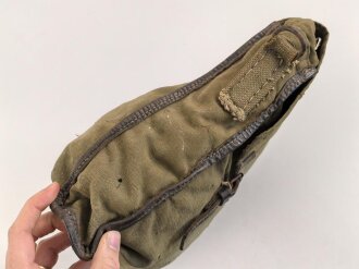 Kleidersack 31 für Angehörige der Wehrmacht. Stark getragenes Stück, leicht modifiziert