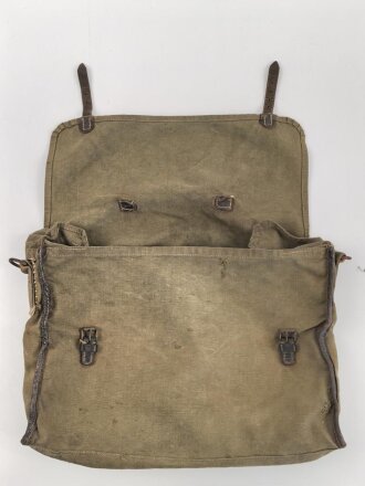Kleidersack 31 für Angehörige der Wehrmacht. Stark getragenes Stück, leicht modifiziert
