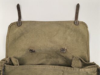 Kleidersack 31 für Angehörige der Wehrmacht. Stark getragenes Stück, leicht modifiziert