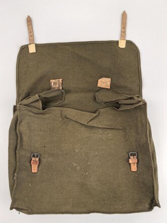 Kleidersack 31 für Angehörige der Wehrmacht. Ungetragenes Stück, ein Metallverschluss unvollständig