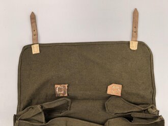Kleidersack 31 für Angehörige der Wehrmacht. Ungetragenes Stück, ein Metallverschluss unvollständig