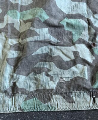 Zeltbahn 31 Wehrmacht. Getragenes, farbfrisches Stück in gutem Gesamtzustand, mit Reichsbetriebsnummer