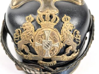 Bayern, Pickelhaube für einen Reserveoffizier der Chevaulegers. In allen Teilen original und zusammengehörig, Doppellöcher, vermutlich beim ändern vom Offizier zum Reserveoffiziersemblem.