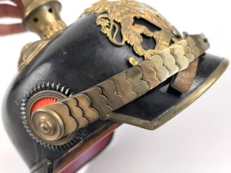 Bayern, Pickelhaube für einen Reserveoffizier der Chevaulegers. In allen Teilen original und zusammengehörig, Doppellöcher, vermutlich beim ändern vom Offizier zum Reserveoffiziersemblem.