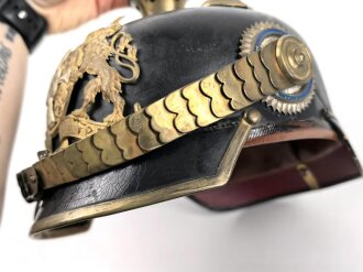 Bayern, Pickelhaube für einen Reserveoffizier der Chevaulegers. In allen Teilen original und zusammengehörig, Doppellöcher, vermutlich beim ändern vom Offizier zum Reserveoffiziersemblem.