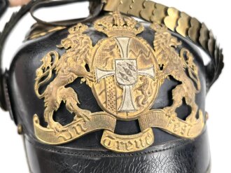 Bayern, Pickelhaube für einen Reserveoffizier der Chevaulegers. In allen Teilen original und zusammengehörig, Doppellöcher, vermutlich beim ändern vom Offizier zum Reserveoffiziersemblem.