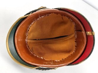Bayern, Pickelhaube für einen Reserveoffizier der Chevaulegers. In allen Teilen original und zusammengehörig, Doppellöcher, vermutlich beim ändern vom Offizier zum Reserveoffiziersemblem.