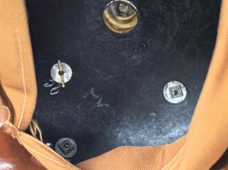 Bayern, Pickelhaube für einen Reserveoffizier der Chevaulegers. In allen Teilen original und zusammengehörig, Doppellöcher, vermutlich beim ändern vom Offizier zum Reserveoffiziersemblem.