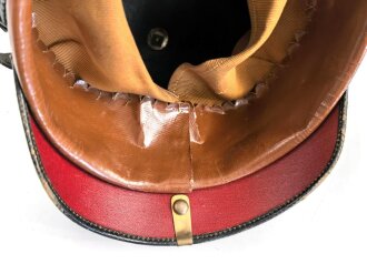 Bayern, Pickelhaube für einen Reserveoffizier der Chevaulegers. In allen Teilen original und zusammengehörig, Doppellöcher, vermutlich beim ändern vom Offizier zum Reserveoffiziersemblem.