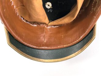 Bayern, Pickelhaube für einen Reserveoffizier der Chevaulegers. In allen Teilen original und zusammengehörig, Doppellöcher, vermutlich beim ändern vom Offizier zum Reserveoffiziersemblem.