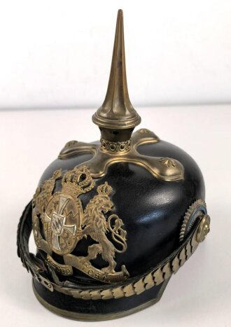 Bayern, Pickelhaube für einen Reserveoffizier der Chevaulegers. In allen Teilen original und zusammengehörig, Doppellöcher, vermutlich beim ändern vom Offizier zum Reserveoffiziersemblem.