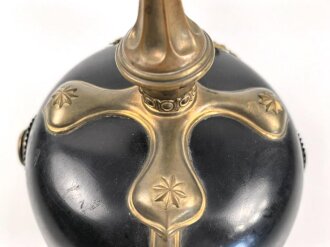 Bayern, Pickelhaube für einen Reserveoffizier der Chevaulegers. In allen Teilen original und zusammengehörig, Doppellöcher, vermutlich beim ändern vom Offizier zum Reserveoffiziersemblem.