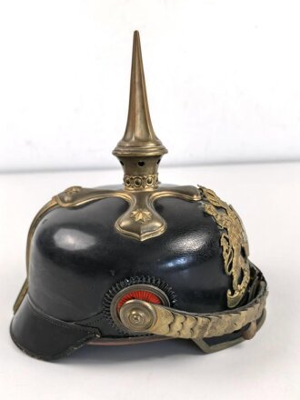 Bayern, Pickelhaube für einen Reserveoffizier der Chevaulegers. In allen Teilen original und zusammengehörig, Doppellöcher, vermutlich beim ändern vom Offizier zum Reserveoffiziersemblem.
